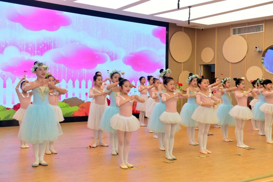 活動(dòng)現(xiàn)場(chǎng)，舞蹈表演《送你一朵小紅花》引得在場(chǎng)師生呼聲陣陣、掌聲連連。葉誠(chéng)攝