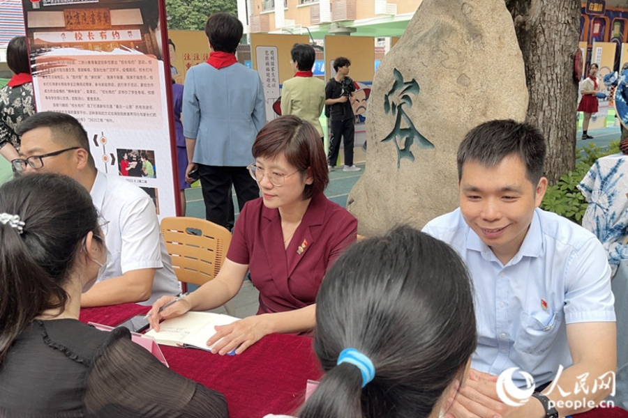 學(xué)校還推出了“校長(zhǎng)有約”活動(dòng)，校長(zhǎng)與家長(zhǎng)面對(duì)面溝通、答疑解惑。人民網(wǎng) 錢(qián)嘉禾攝