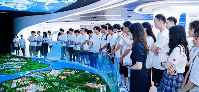 獲獎師生走進火炬高新區(qū)，開展研學(xué)之旅。