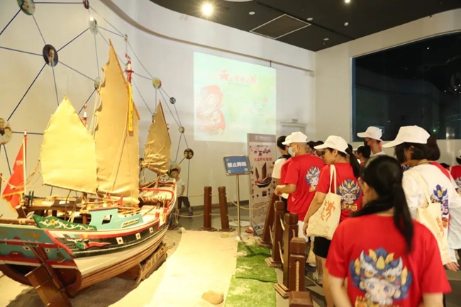 營員們參觀集美誠毅科技探索中心。集美區(qū)委政法委供圖