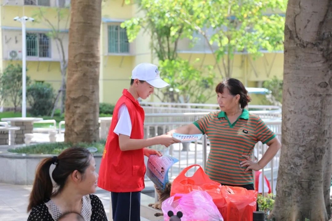 向社區(qū)居民發(fā)放平安宣傳單。集美區(qū)委政法委供圖