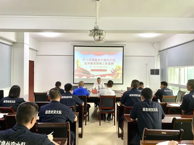 領(lǐng)導(dǎo)帶頭上黨課。集美區(qū)委政法委供圖