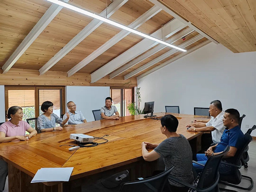 駐企特派員邀請(qǐng)專家到企業(yè)，與企業(yè)負(fù)責(zé)人座談，幫助解決實(shí)際困難。長(zhǎng)泰區(qū)融媒體中心供圖