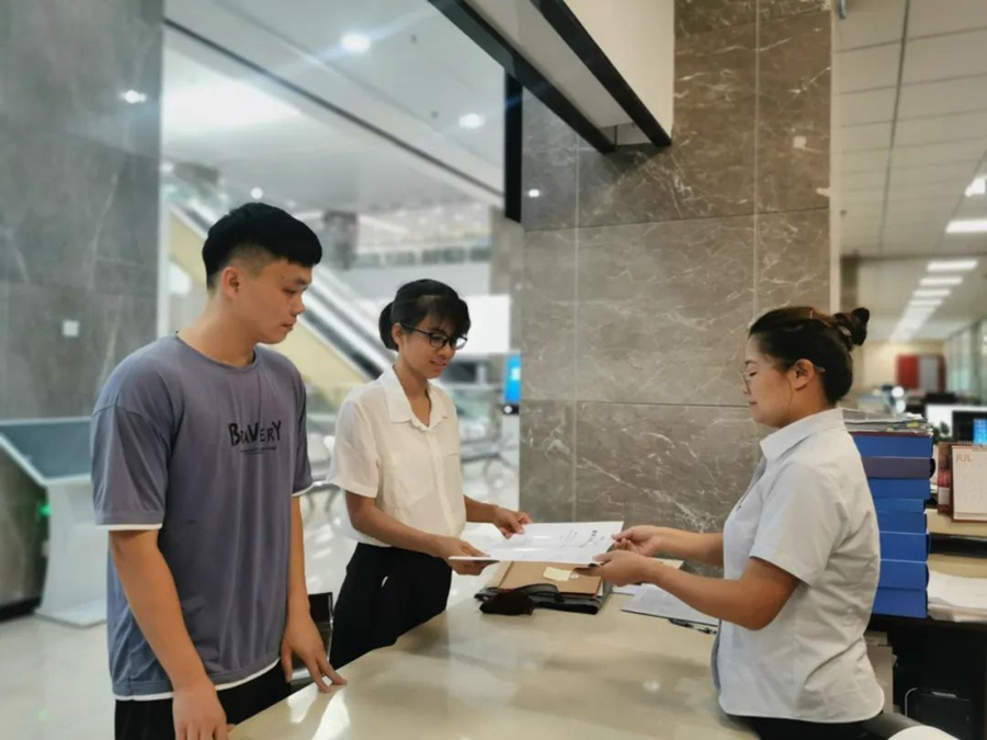 企業(yè)在辦理相關(guān)手續(xù)。長泰區(qū)融媒體中心供圖