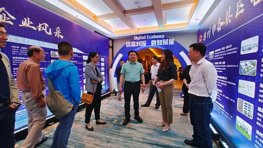 在長泰區(qū)電子信息產(chǎn)業(yè)工業(yè)企業(yè)“手拉手”供需對接活動上，企業(yè)家們在交流。長泰區(qū)融媒體中心供圖