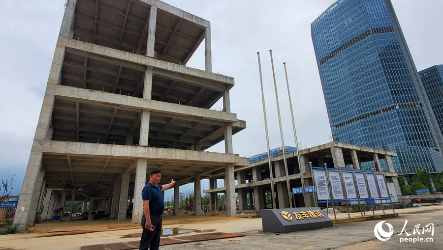 江宏山公司負(fù)責(zé)人介紹項(xiàng)目情況。 人民網(wǎng)記者 張子劍攝