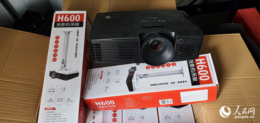 放置在光影基地項(xiàng)目?jī)?nèi)的眾贏公司設(shè)備。 人民網(wǎng)記者 張子劍攝