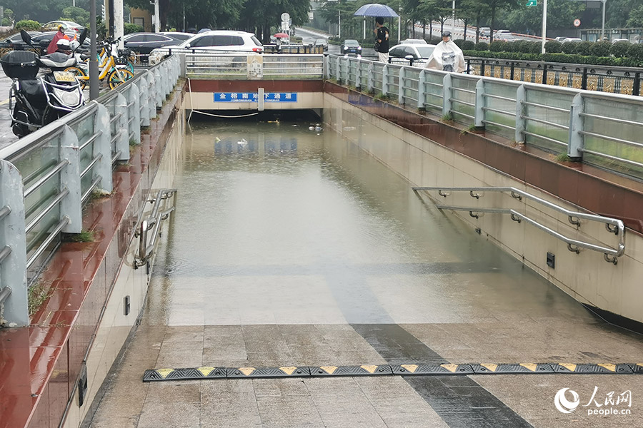 今早九時(shí)左右，金榕南地下通道積水嚴(yán)重。人民網(wǎng)記者 林曉麗攝