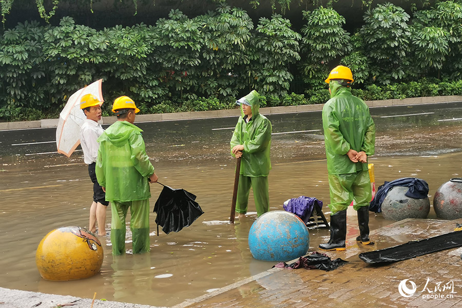 今早八時(shí)左右，閩江大道一處積水，工作人員在排水。人民網(wǎng)記者 林曉麗攝