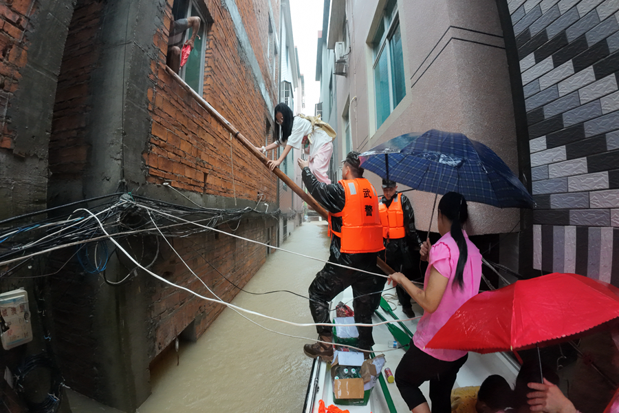 武警寧德支隊官兵在寧德市蕉城區(qū)三都鎮(zhèn)轉(zhuǎn)移受困群眾。劉歡攝