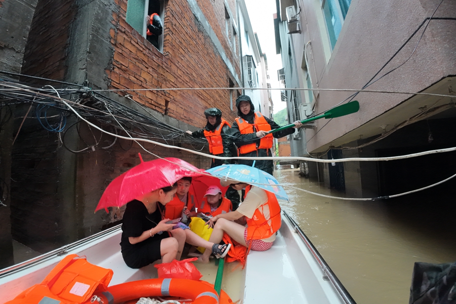 武警寧德支隊官兵在寧德市蕉城區(qū)三都鎮(zhèn)轉(zhuǎn)移受困群眾。劉歡攝
