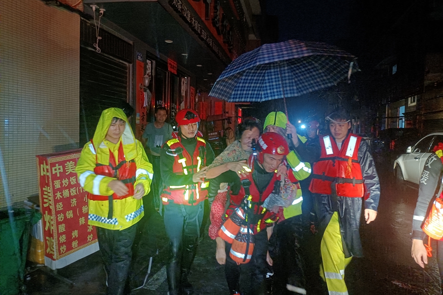 消防救援人員徒步探水涉水救助長樂區(qū)被困群眾。福建消防供圖