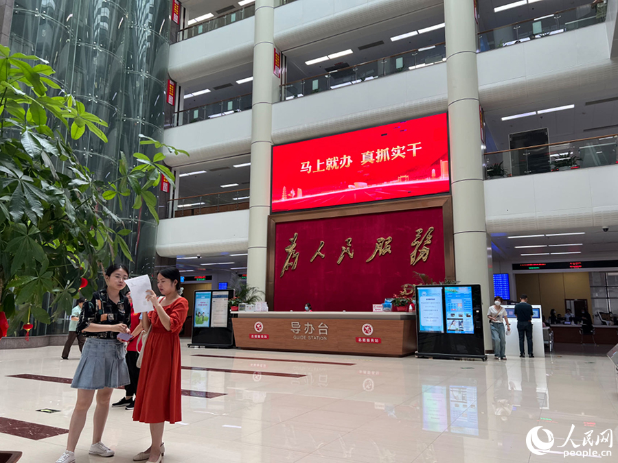 踏入福州市政務服務中心大廳，“馬上就辦、真抓實干”幾個字映入眼簾。人民網(wǎng) 陳歡歡攝