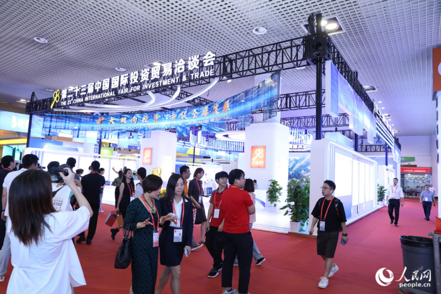 本屆投洽會展覽面積12萬平方米，共有1000多家機構、企業(yè)參展。人民網 陳永整攝