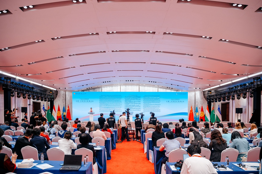 《中國-中亞婦女發(fā)展論壇（廈門）倡議》發(fā)布現(xiàn)場。人民網(wǎng)記者 林盈攝