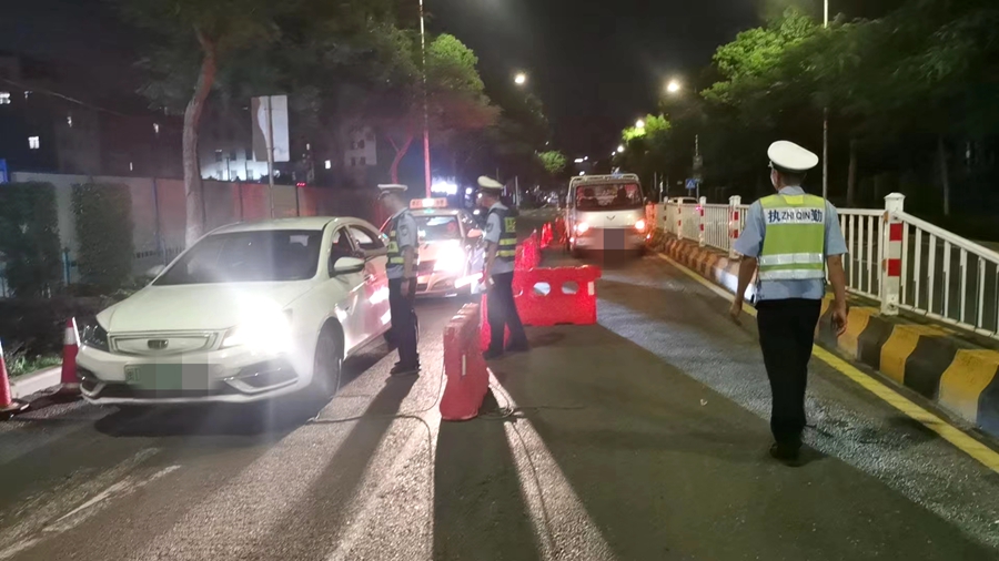 對(duì)機(jī)動(dòng)車駕駛?cè)诉M(jìn)行檢查。廈門市公安局交警支隊(duì)供圖