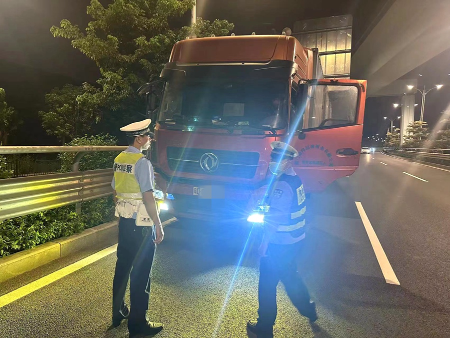 檢查一貨運(yùn)卡車駕駛員。廈門市公安局交警支隊(duì)供圖
