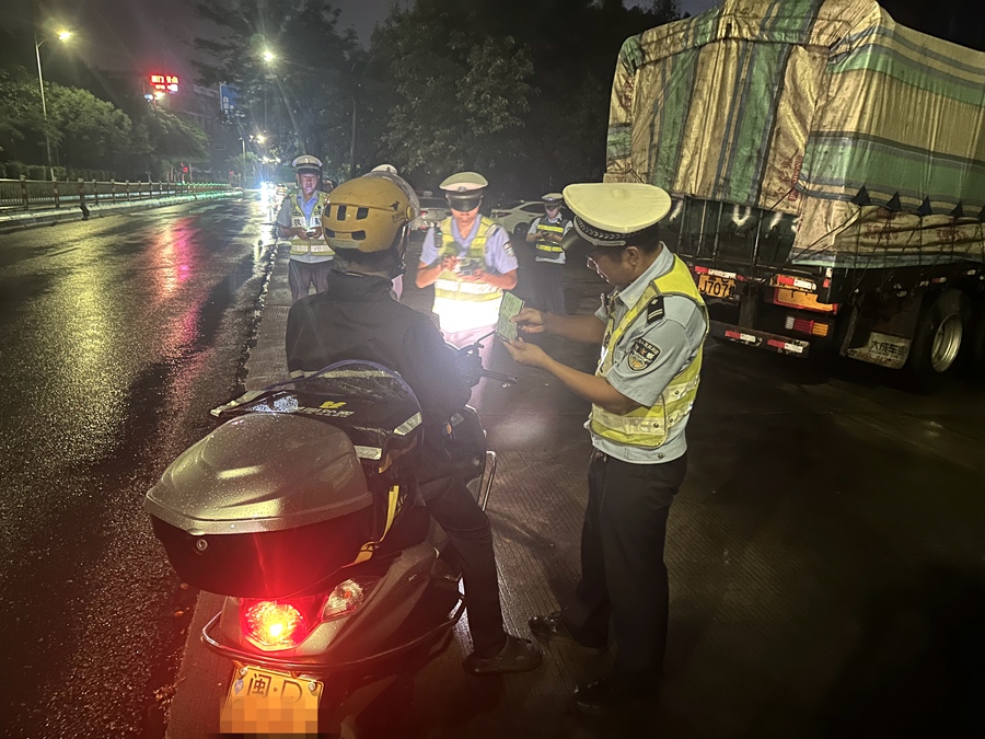 電動(dòng)車、摩托車等酒醉駕也在檢查之列。廈門市公安局交警支隊(duì)供圖