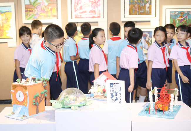 小學(xué)生現(xiàn)場觀摩海峽兩岸少兒美術(shù)展。主辦方供圖