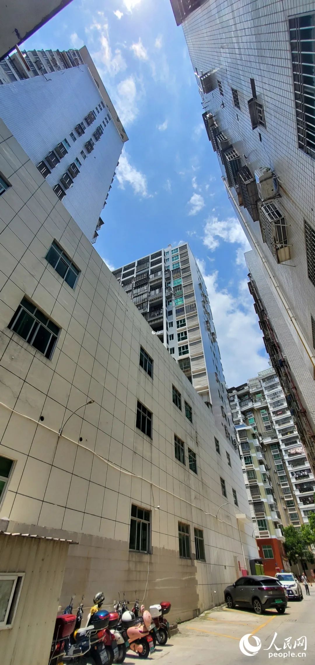 從南門進(jìn)入君臨世紀(jì)小區(qū)，由近到遠(yuǎn)分別為1#、3#、5#樓。人民網(wǎng)記者 張子劍攝
