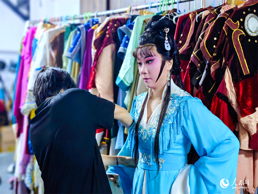 演出前，陳瓊正在進(jìn)行妝造。人民網(wǎng) 葉青卿攝