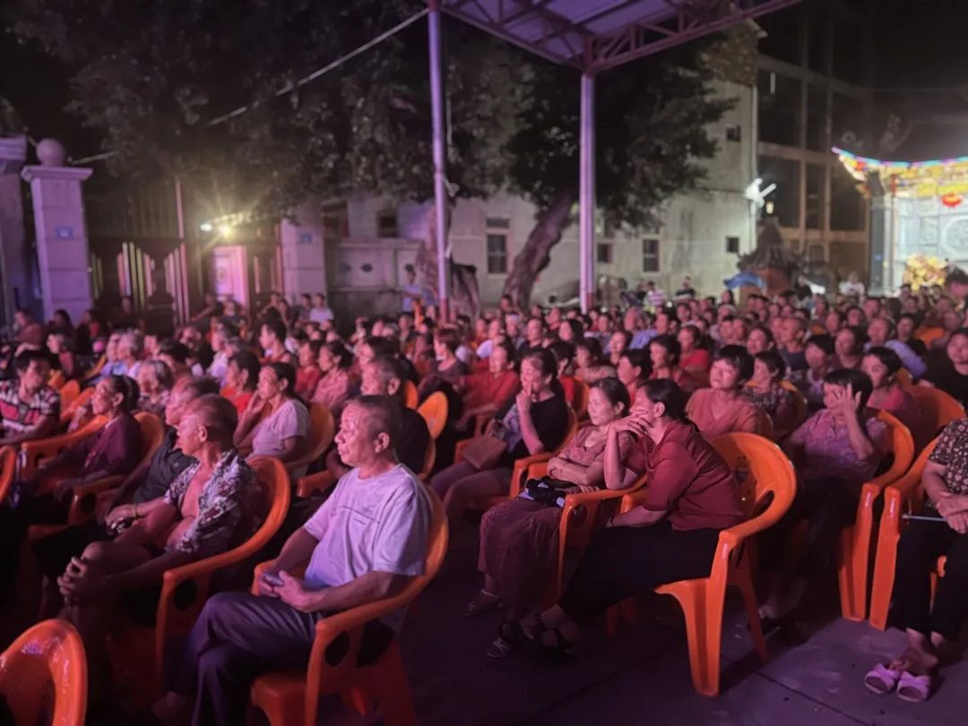 村民們正在專心致志地看莆仙戲。福建省莆仙戲劇院供圖