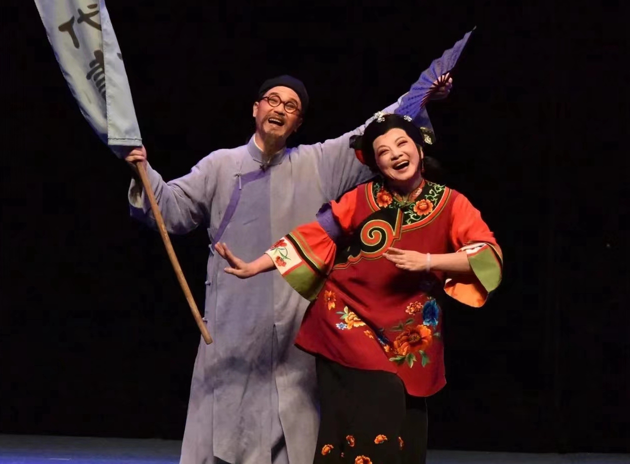 高甲戲《阿搭嫂》劇照，圖右為吳晶晶。廈門市金蓮陞高甲劇團(tuán)供圖