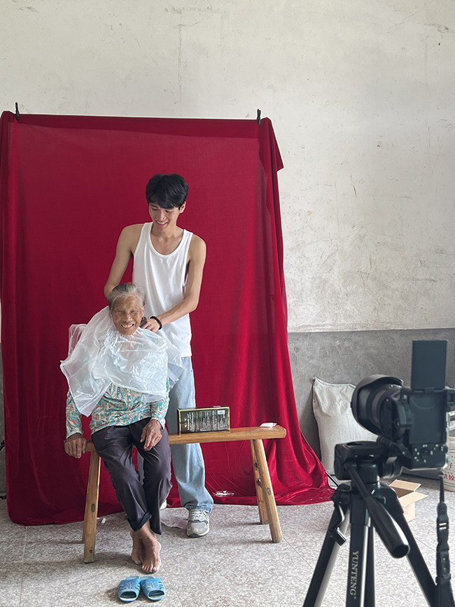 吳木良幫奶奶染發(fā)。受訪者供圖