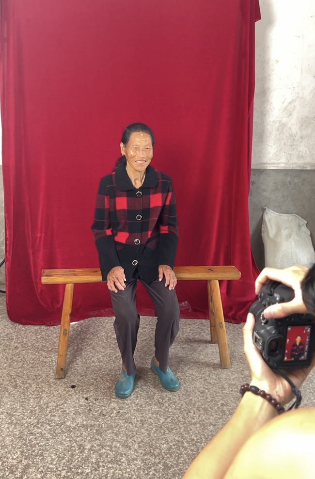 吳木良為奶奶拍照。受訪者供圖