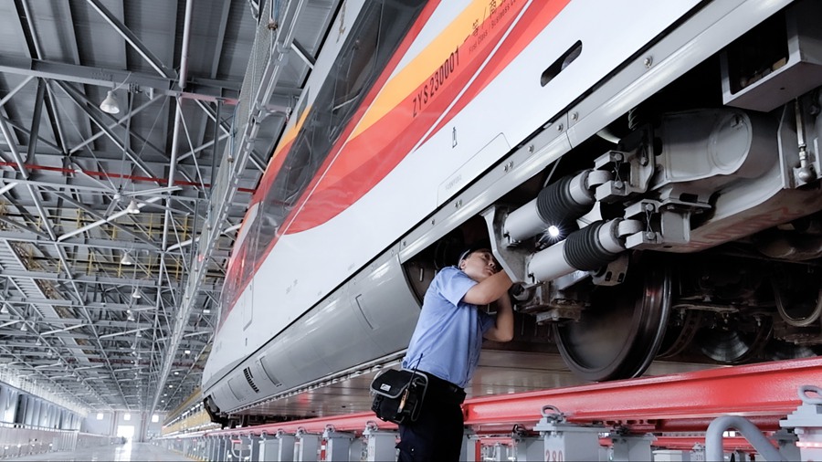 動車組機械師在檢修智能復興號動車組走行部。福州動車段供圖