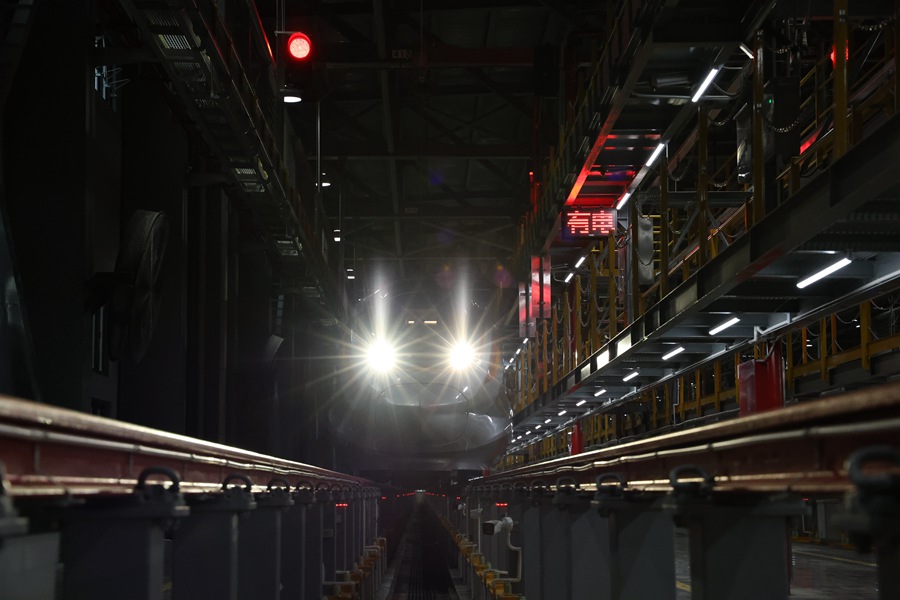 智能復興號動車組在動車檢修庫內(nèi)蓄勢待發(fā)。福州動車段供圖