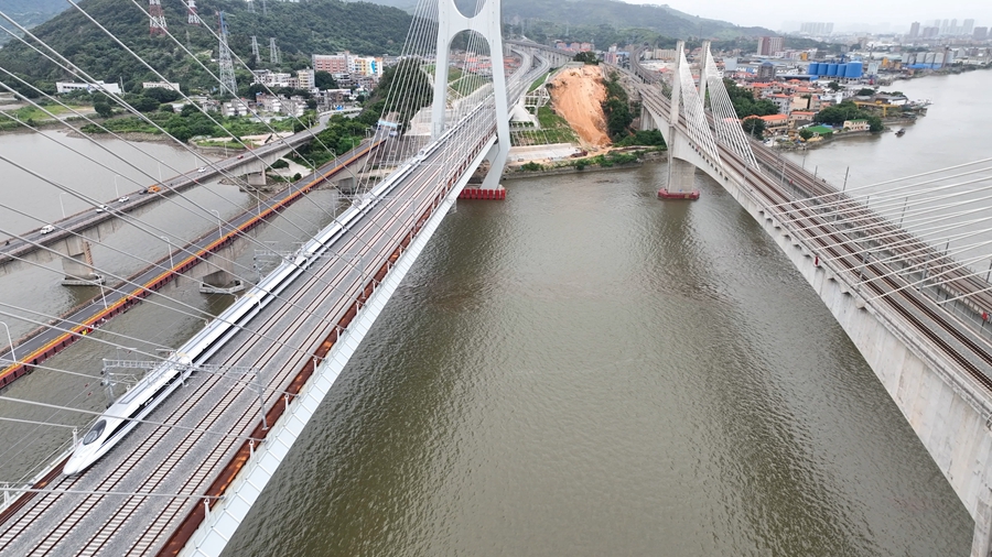 福廈高鐵運(yùn)行試驗(yàn)列車駛過烏龍江大橋。胡昕鵬攝