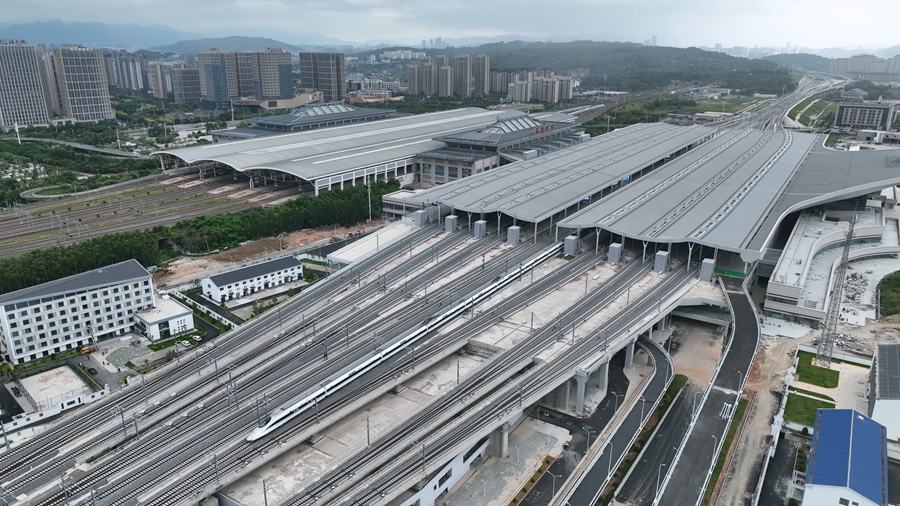 福廈高鐵運(yùn)行試驗(yàn)列車駛出福州南站。李金明攝