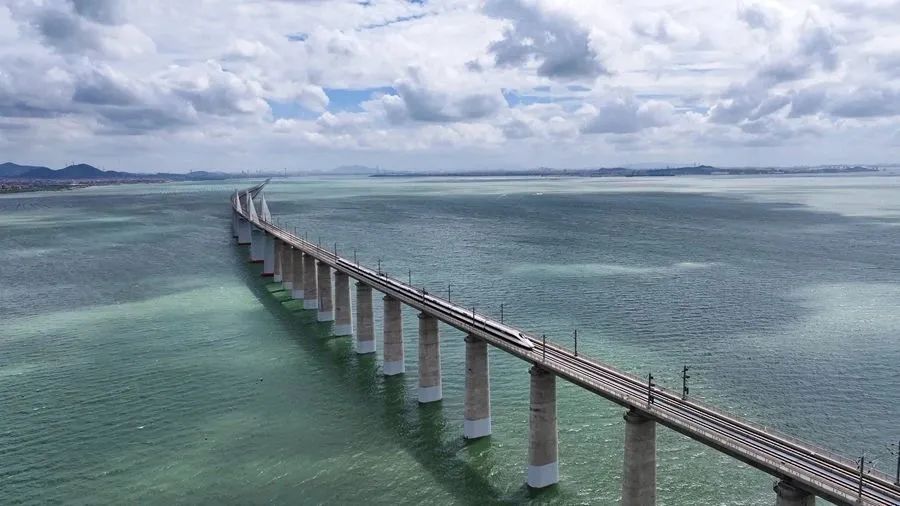 新建福廈高鐵，和諧號(hào)動(dòng)車組從湄洲灣跨海大橋上通過。胡鵬攝