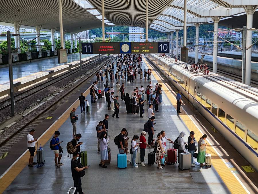 旅客在站臺(tái)等待列車進(jìn)站。韓毅攝