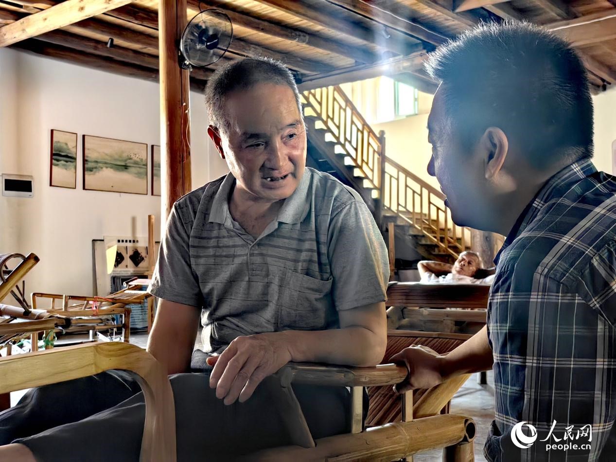 年近八旬的林德春（圖左）幼年時曾在圓瑛小學(xué)就讀。人民網(wǎng) 葉青卿攝