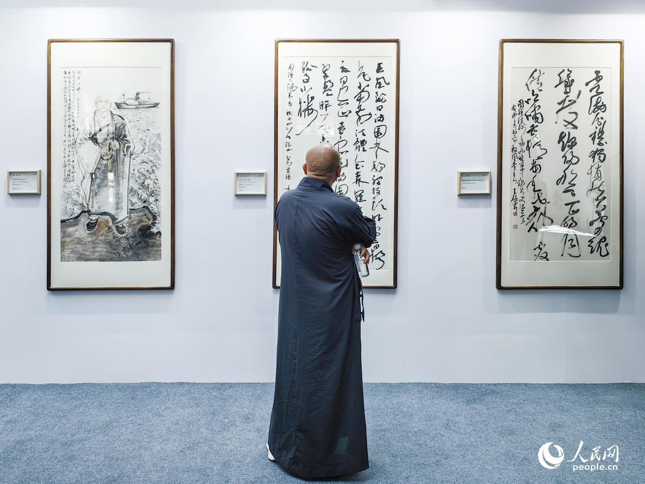 參觀者在“復(fù)興之路·圓瑛之光”書畫展上賞析作品。人民網(wǎng) 葉青卿攝