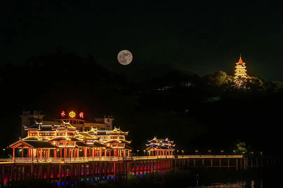 9月29日18時(shí)42分，龍巖漳平東山公園上空明月高懸。華榮麗攝