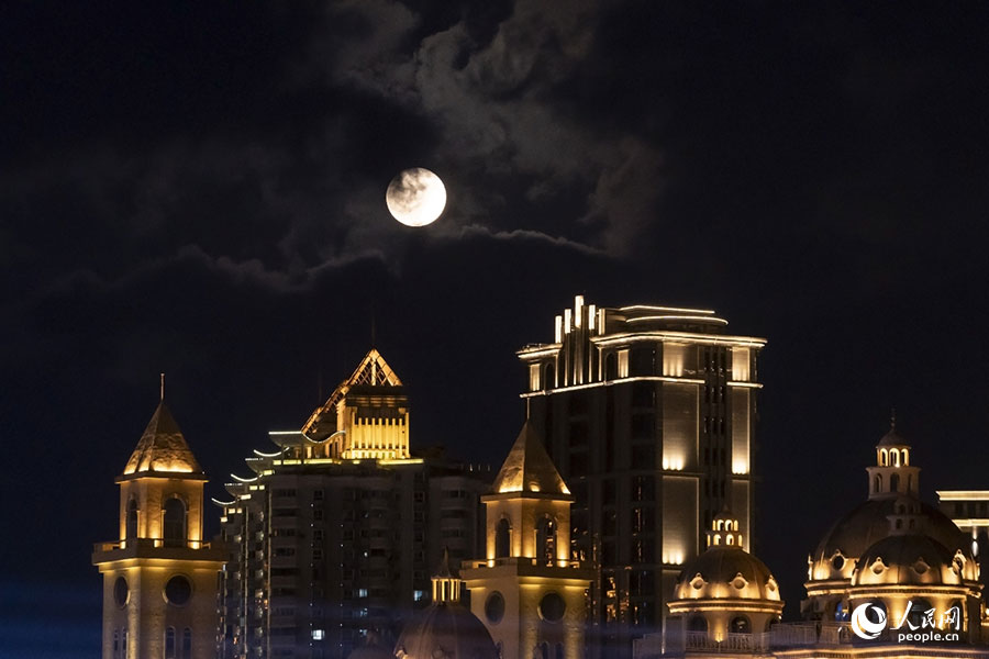 9月29日18時(shí)28分，一輪明月“羞答答”地從云中露出，在福建福州”閩江之心“上空升起。人民網(wǎng)記者 蘭志飛攝