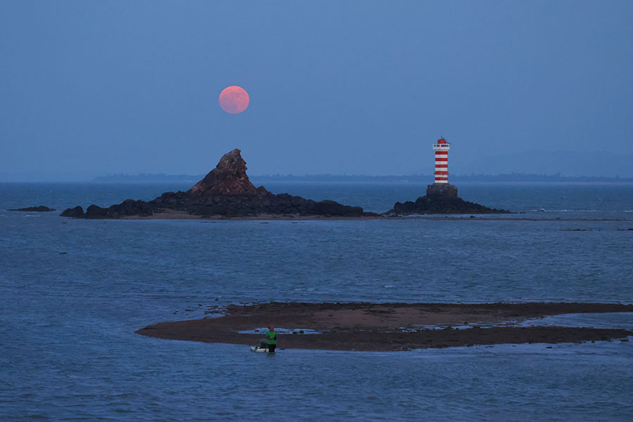  9月29日18時(shí)18分，福建廈門何厝七星礁月色。陶卉攝