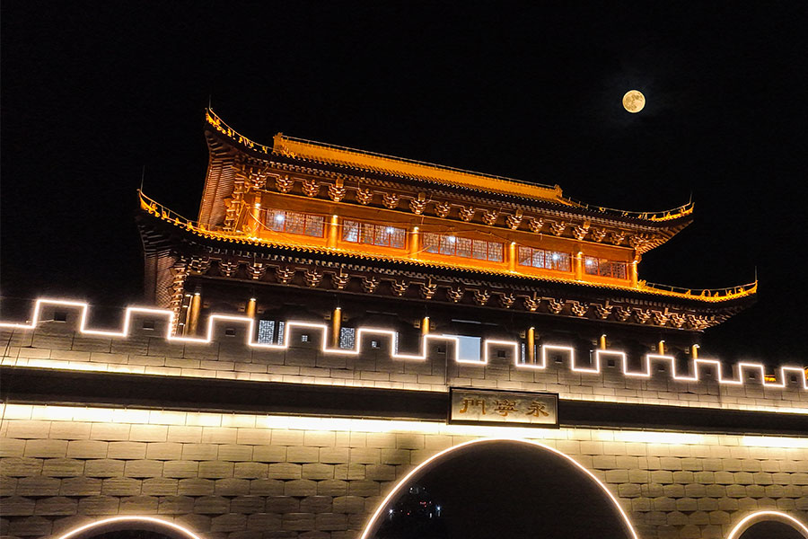 9月29日晚，福建三明建寧縣永寧門一輪明月懸掛上空。熊海棟攝