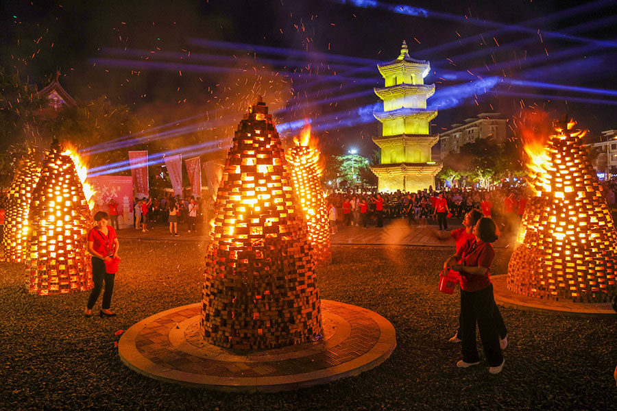 9月29日晚，泉州晉江市（安海）第七屆中秋文化節(jié)活動之一的“燒塔仔”民俗在安海白塔廣場舉行，現(xiàn)場大家共同祈愿生活像圣塔火焰一樣紅紅火火。呂俊英攝