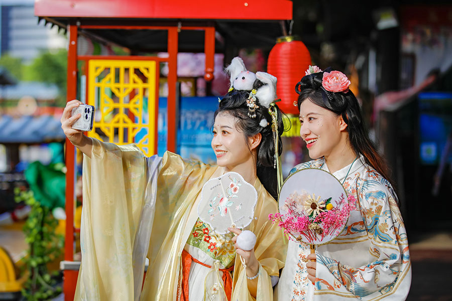 9月29日，福建福州西湖公園里，一場“中秋月圓 霓裳同游”主題活動正在進(jìn)行，身著漢服的女青年通過繪團(tuán)扇、穿漢服、制花燈、游西湖等方式，感受傳統(tǒng)文化魅力，喜迎中秋佳節(jié)。謝貴明攝