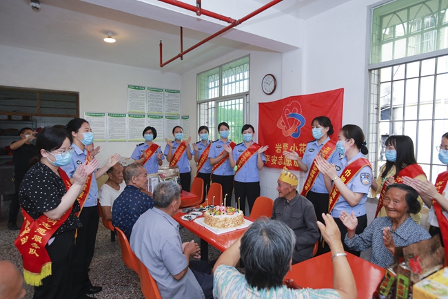 “巖警小花”為老人過生日。龍巖市公安局供圖