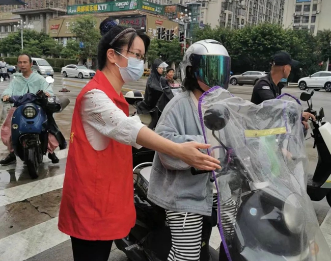 志愿者在街頭引導(dǎo)交通秩序。連江縣委文明辦供圖