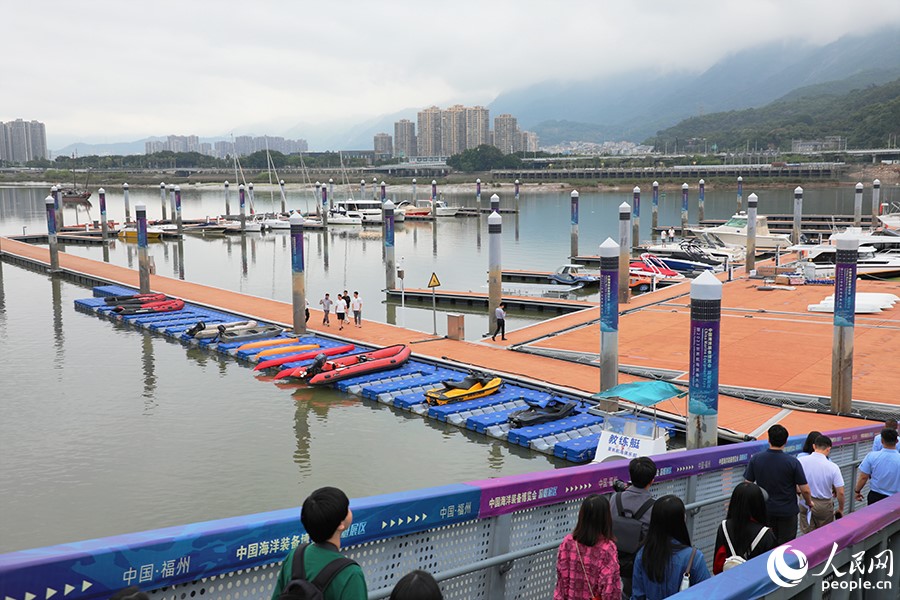 冠城大通廣場(chǎng)內(nèi)的游艇碼頭。人民網(wǎng) 黃東儀攝
