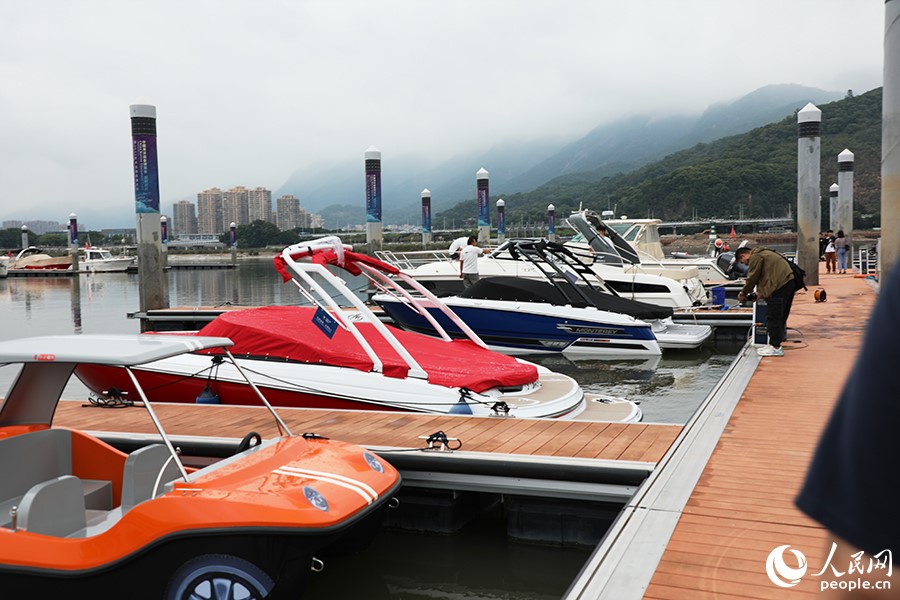 參展游艇陸續(xù)運(yùn)抵。人民網(wǎng) 黃東儀攝