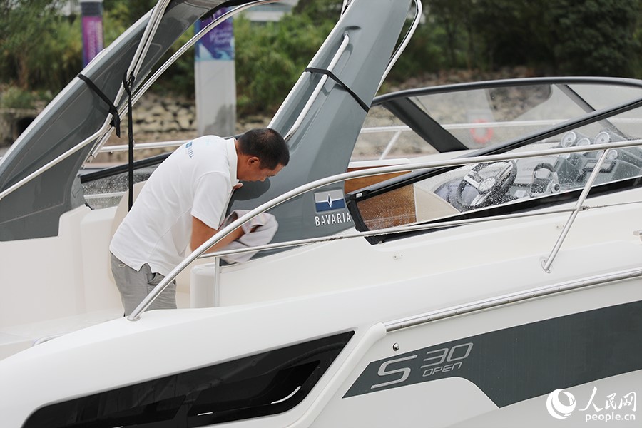 工作人員正為巴伐利亞C46游艇進(jìn)行例行保養(yǎng)，本次游艇展是該款游艇的國(guó)內(nèi)首秀。人民網(wǎng) 黃東儀攝