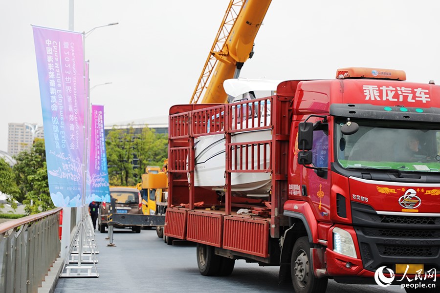 參展游艇陸續(xù)運(yùn)抵。人民網(wǎng) 黃東儀攝