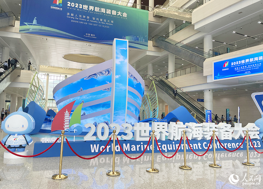 展會(huì)現(xiàn)場象征承載人類夢想的航船。人民網(wǎng)記者 林盈攝